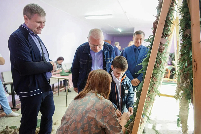 Волонтеры Парфеновщины плетут маскировочные сети для бойцов СВО