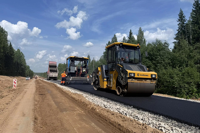 В Подосиновском районе на участке Пинюг — Скрябино впервые укладывают асфальт