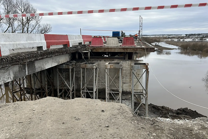 В Кировской области продолжают ремонтировать мост через реку Немда