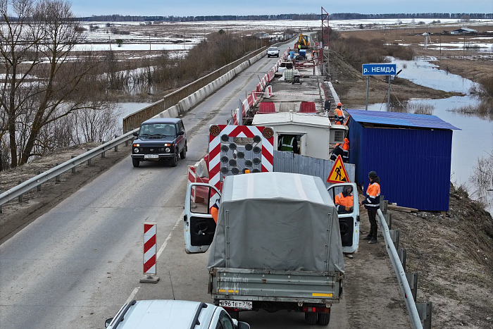 В Кировской области продолжают ремонтировать мост через реку Немда