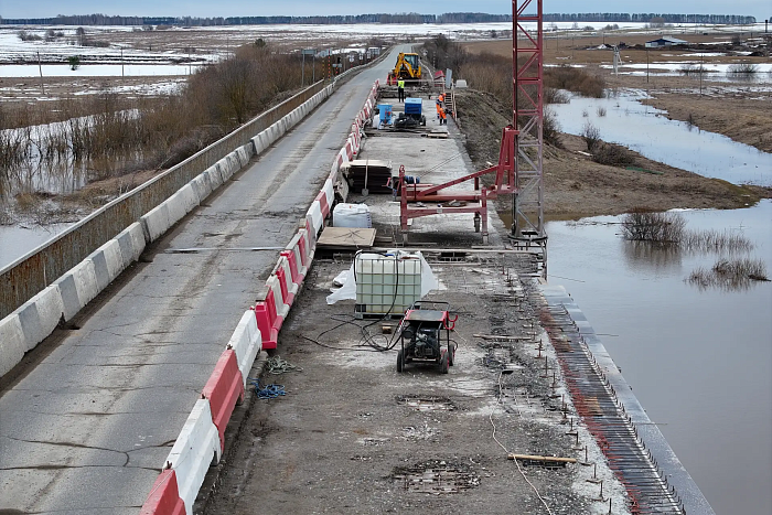В Кировской области продолжают ремонтировать мост через реку Немда