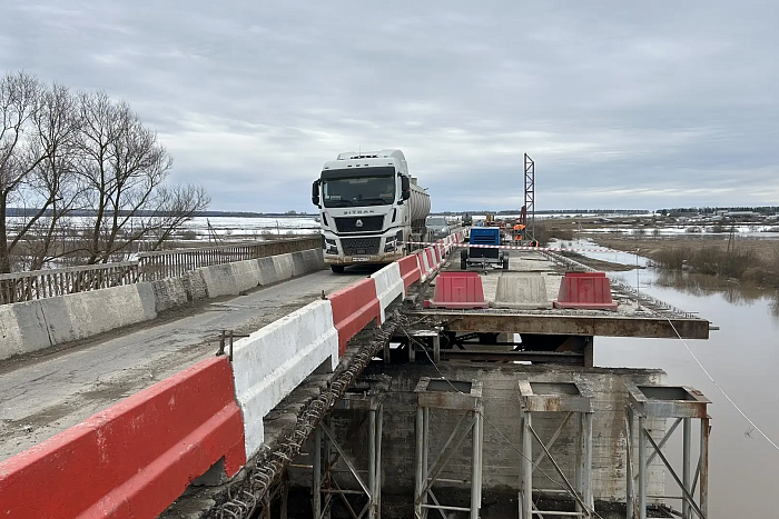 В Кировской области продолжают ремонтировать мост через реку Немда
