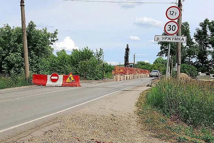В Кировской области ремонтируют мост через реку Уржумка
